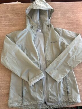 NWOT Columbia Hooded Rain Jacket in Pale Sage Green